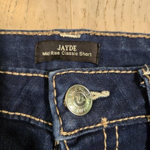 True Religion - Short Jayde taille moyenne pour femme en denim délavé foncé avec revers 29 Euc image 3
