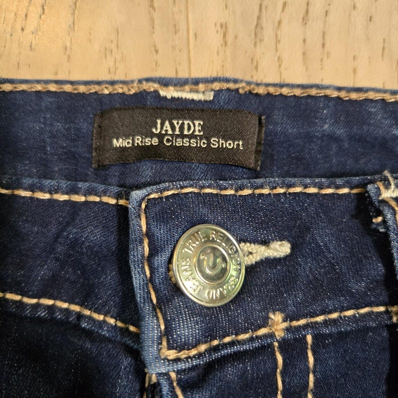 True Religion - Short Jayde taille moyenne pour femme en denim délavé foncé avec revers 29 Euc image 3