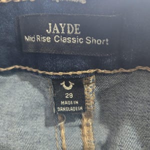 True Religion - Short Jayde taille moyenne pour femme en denim délavé foncé avec revers 29 Euc image 9