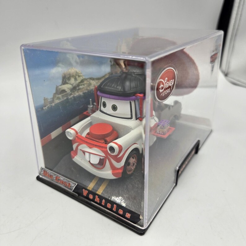 Coche de juguete Disney Pixar Cars 2 KABUKI MATER de metal fundido, nuevo en estuche rígido, escala 1:43, de Disney Store. imagen 2