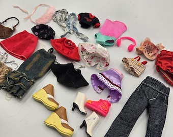 MGA Bratz Doll Clothing And Shoes Lot 29 Pcs With Necklaces Headphones & Purse
