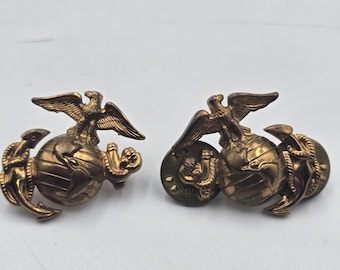 2 broches antiguos de latón dorado de la Segunda Guerra Mundial de los Marines de los Estados Unidos con forma de globo, águila y ancla del Cuerpo de Marines de la Segunda Guerra Mundial