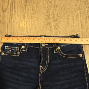 True Religion - Short Jayde taille moyenne pour femme en denim délavé foncé avec revers 29 Euc image 4