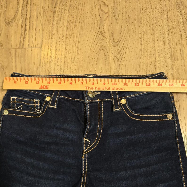True Religion - Short Jayde taille moyenne pour femme en denim délavé foncé avec revers 29 Euc image 4