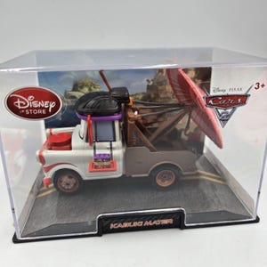 Coche de juguete Disney Pixar Cars 2 KABUKI MATER de metal fundido, nuevo en estuche rígido, escala 1:43, de Disney Store. imagen 1