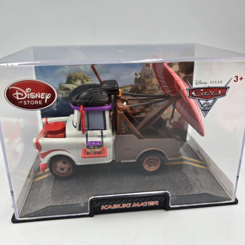 Coche de juguete Disney Pixar Cars 2 KABUKI MATER de metal fundido, nuevo en estuche rígido, escala 1:43, de Disney Store. imagen 1