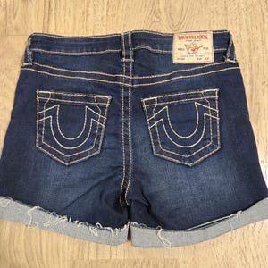 True Religion - Short Jayde taille moyenne pour femme en denim délavé foncé avec revers 29 Euc image 1