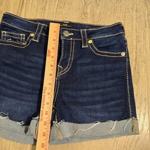 True Religion - Short Jayde taille moyenne pour femme en denim délavé foncé avec revers 29 Euc image 5