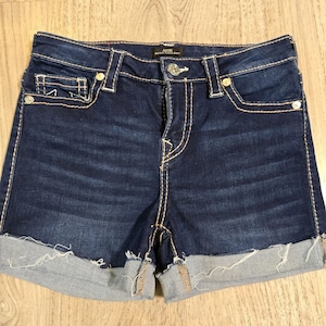 True Religion - Short Jayde taille moyenne pour femme en denim délavé foncé avec revers 29 Euc image 2