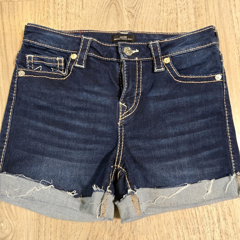 True Religion - Short Jayde taille moyenne pour femme en denim délavé foncé avec revers 29 Euc image 2