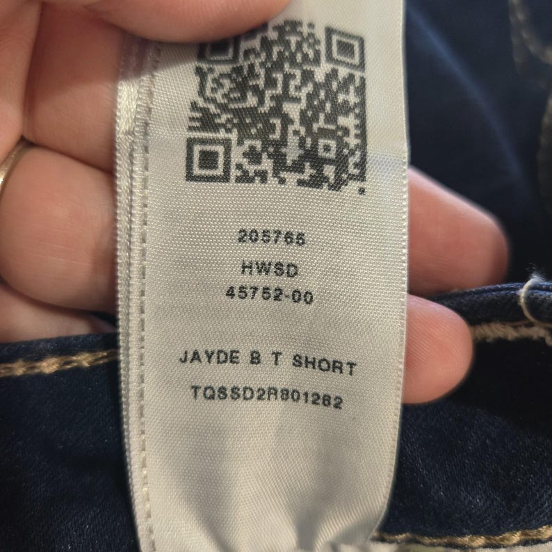 True Religion - Short Jayde taille moyenne pour femme en denim délavé foncé avec revers 29 Euc image 8