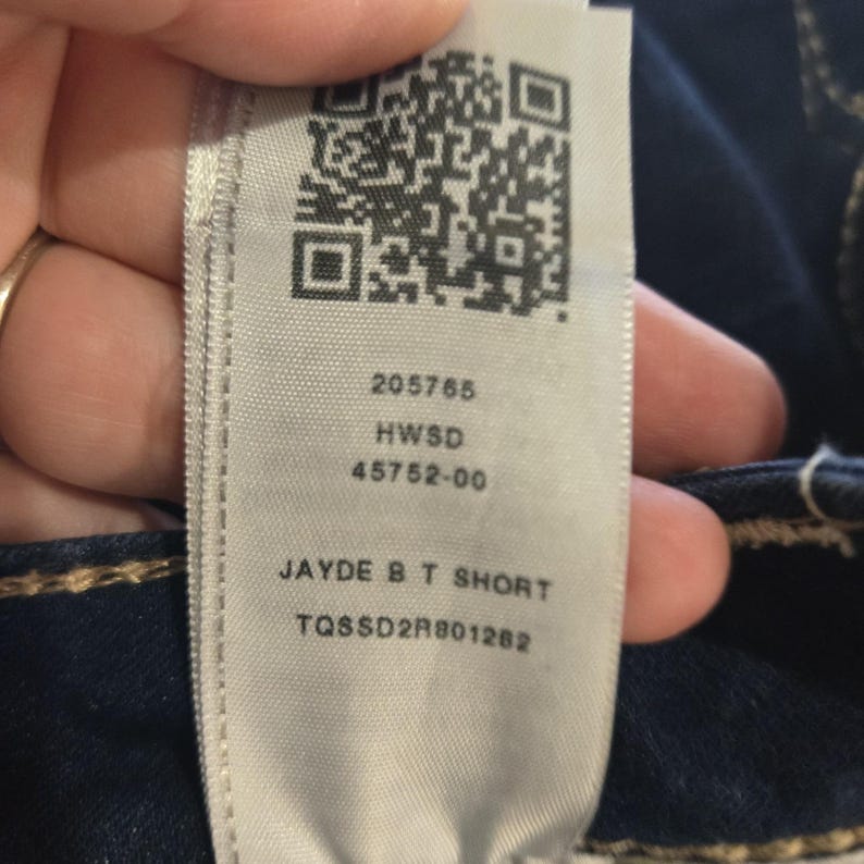True Religion - Short Jayde taille moyenne pour femme en denim délavé foncé avec revers 29 Euc image 7