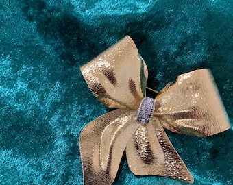 Eighties retro gold-colored bow pin