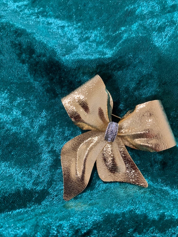 Eighties retro gold-colored bow pin