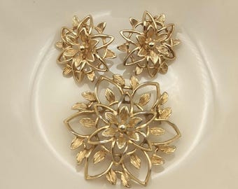 Vintage SARAH COV Goldfarbene Blumenbrosche und Ohrclips im Set