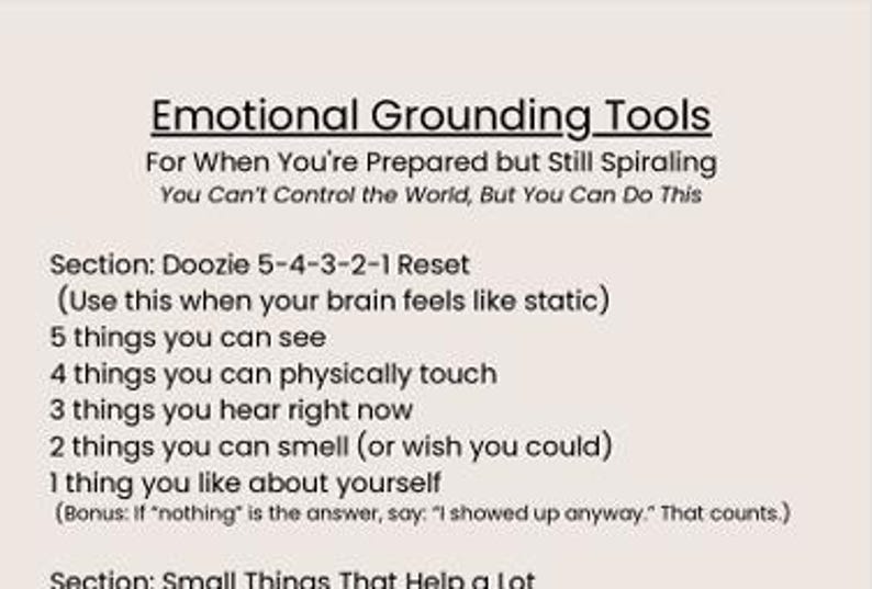 K&ouml;nnte beinhalten: Eine beige Karte mit schwarzem Text mit der &Uuml;berschrift "Emotional Grounding Tools". Der Text enth&auml;lt Anweisungen f&uuml;r einen 5-4-3-2-1-Reset, der Dinge auflistet, die man sehen, ber&uuml;hren, h&ouml;ren, riechen und an sich selbst m&ouml;gen kann. Die Karte enth&auml;lt auch den Text "You Can't Control the World, But You Can Do This."