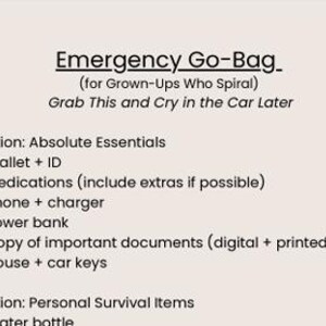 K&ouml;nnte beinhalten: Eine beige Karte mit dem Text "Emergency Go-Bag" und einer Liste wesentlicher Artikel, darunter Geldb&ouml;rse, Medikamente, Telefon und Dokumente. Der Text "Grab This and Cry in the Car Later" ist ebenfalls vorhanden.