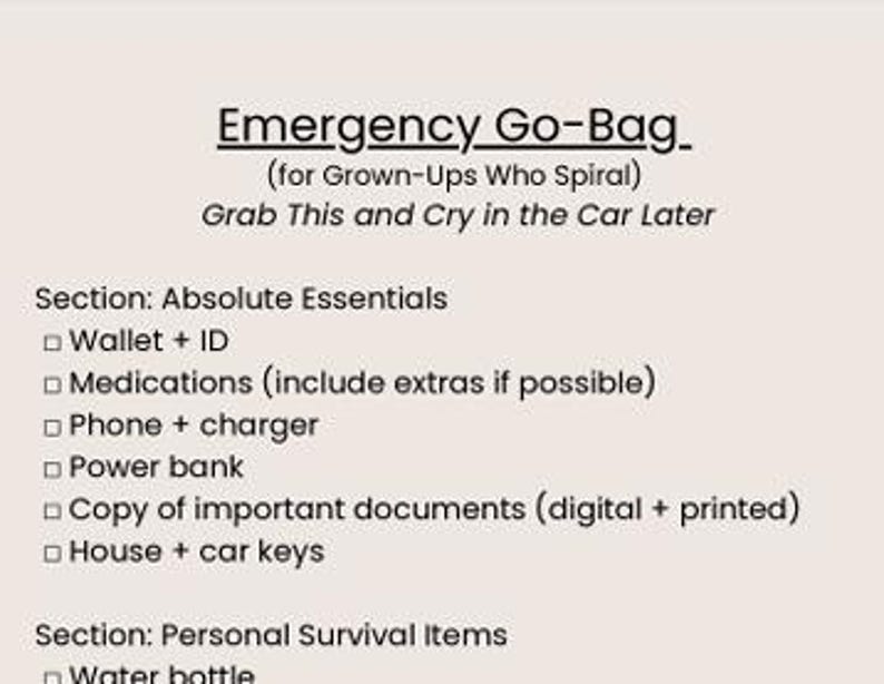 K&ouml;nnte beinhalten: Eine beige Karte mit dem Text "Emergency Go-Bag" und einer Liste wesentlicher Artikel, darunter Geldb&ouml;rse, Medikamente, Telefon und Dokumente. Der Text "Grab This and Cry in the Car Later" ist ebenfalls vorhanden.