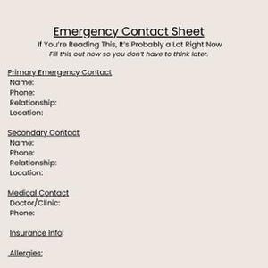 K&ouml;nnte beinhalten: Ein beigefarbenes Notfallkontaktblatt mit dem Titel "Emergency Contact Sheet" oben. Das Blatt enth&auml;lt Abschnitte f&uuml;r prim&auml;re und sekund&auml;re Kontakte, medizinische Kontakte und Versicherungsinformationen. Der Text "If You're Reading This, It's Probably a Lot Right Now" ist ebenfalls sichtbar.