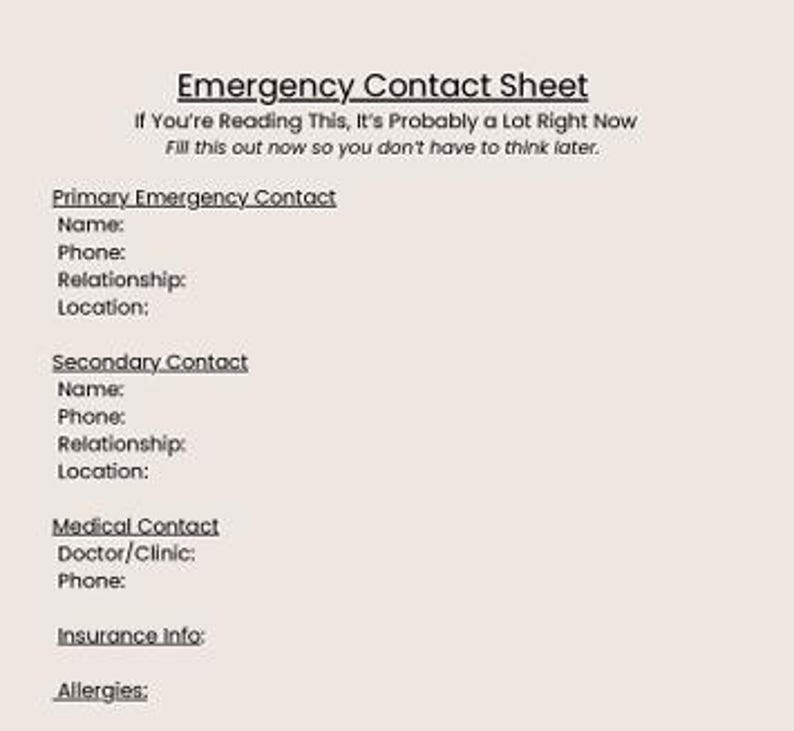 K&ouml;nnte beinhalten: Ein beigefarbenes Notfallkontaktblatt mit dem Titel "Emergency Contact Sheet" oben. Das Blatt enth&auml;lt Abschnitte f&uuml;r prim&auml;re und sekund&auml;re Kontakte, medizinische Kontakte und Versicherungsinformationen. Der Text "If You're Reading This, It's Probably a Lot Right Now" ist ebenfalls sichtbar.