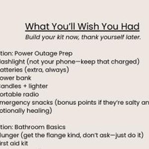 K&ouml;nnte beinhalten: Eine beige Grafik mit dem Text "What You'll Wish You Had". Der Text listet Artikel f&uuml;r Stromausf&auml;lle und Badezimmer-Basics auf, darunter eine Taschenlampe, Batterien, eine Powerbank, Kerzen, ein tragbares Radio, Notfall-Snacks, eine Saugglocke und einen Erste-Hilfe-Kasten.