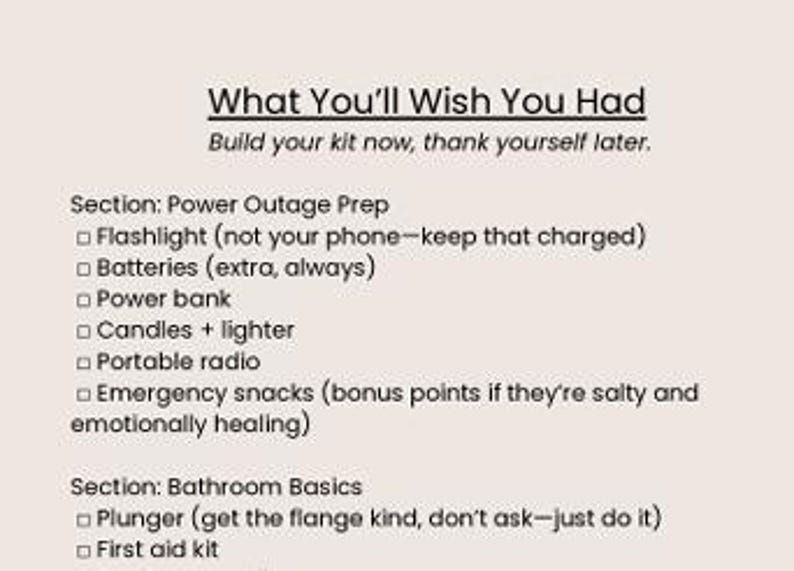 K&ouml;nnte beinhalten: Eine beige Grafik mit dem Text "What You'll Wish You Had". Der Text listet Artikel f&uuml;r Stromausf&auml;lle und Badezimmer-Basics auf, darunter eine Taschenlampe, Batterien, eine Powerbank, Kerzen, ein tragbares Radio, Notfall-Snacks, eine Saugglocke und einen Erste-Hilfe-Kasten.