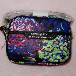 Victoria&#39;s Secret Crossbody-Handtasche verwandelt sich in eine Gürteltasche, Brandneu mit Etikett, Verpackung, Mehrfarbig, Goldmetall-Reißverschluss, verstellbare Träger