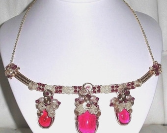 Collar con cabujón de topacio rosa intenso de 153 quilates: oro amarillo macizo de 14 quilates, cristales Swarovski y perlas.