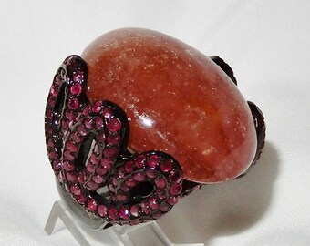 Anillo de rubí de 154 quilates, talla 8. Gemas de rubí natural extraídas de la tierra, cabujón ovalado de 28 x 22 mm, plata, rodio negro.