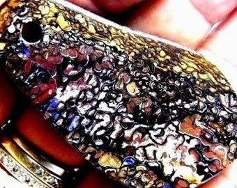 Opale Koroit: pietra australiana lucidata e forata da 113,25 carati.