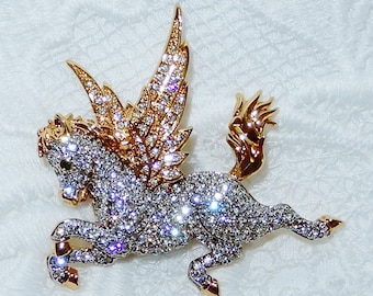 スワロフスキーのサイン入りペガサスピンブローチ ゴールドメッキ