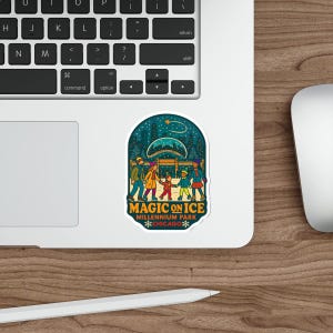 Puede incluir: Una pegatina con una escena invernal y el texto "MAGIC ON ICE" y "MILLENNIUM PARK CHICAGO". El diseño incluye un grupo de personas, una pista de patinaje y un paisaje urbano bajo un cielo estrellado.