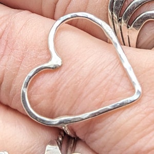 Handmade Minimalist Sterling Silver Heart Ring Sterling Silver Hammered Heart Ring Bild 1