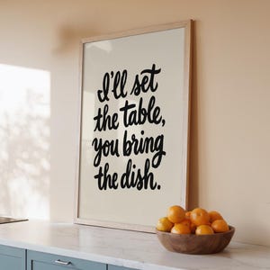 Lámina decorativa divertida para la pared de la cocina, cartel con cita para la cocina, yo pongo la mesa, tú traes el plato, decoración de cocina rústica, lámina con humor para anfitrionas.