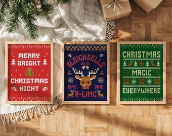 Puede incluir: Tres impresiones artísticas enmarcadas con temática navideña con texto y diseños festivos. Las impresiones presentan frases como "Merry & Bright" y "Christmas Night" en un marco rojo, "Sleigh Bells" en un marco azul y "Christmas Magic Everywhere" en un marco verde.