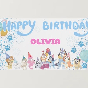 Puede incluir: Una pancarta blanca con las palabras "Happy Birthday Olivia" en azul y rosa. La pancarta presenta personajes de perros de dibujos animados, huellas de patas y globos en tonos de azul, rosa y amarillo. El tema general es una celebración de cumpleaños.