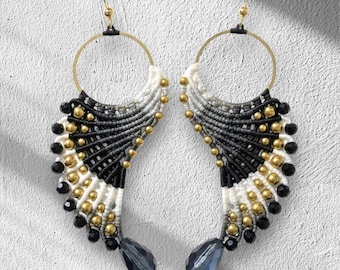 Brincos Asas de Anjo com Pássaros em Micromacramê Preto e Miçangas - Joias Artesanais Boho para Presente