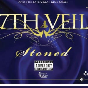 以下が含まれることがあります： Kool Keith & H Bombのアルバム「7th Veil」のカバー。濃い青色の背景に金色の文字でタイトル「Stoned」が大きく表示され、保護者向けのアドバイザリーも含まれています。