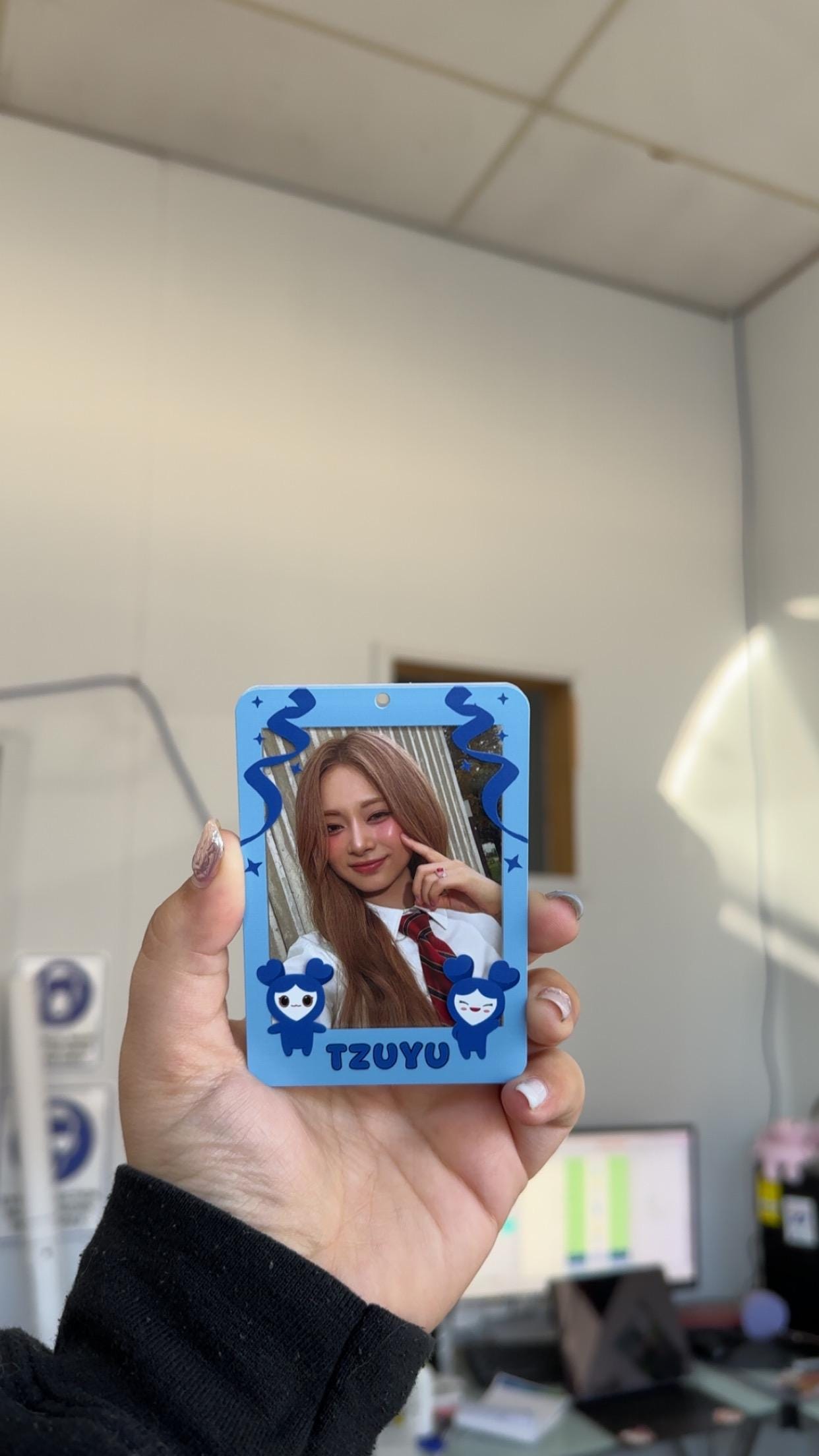 アイドル TWICE ACRYLIC PHOTOCARD STAND TWICE - ACRYLIC PHOTOCARD HOLDER (LOVELY VERSION)