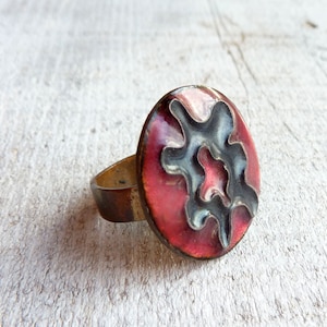 d5jc Vintage Hand Made Boho Copper and Enamel Ring with Red & Black Amoeba Top Ca: 1960s