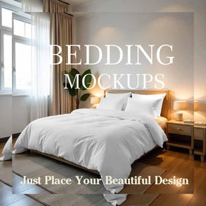 Puede incluir: Una habitación luminosa con una cama con ropa de cama blanca. El texto "BEDDING MOCKUPS" y "Just Place Your Beautiful Design" se muestran. La habitación incluye una ventana, cortinas y mesitas de noche.