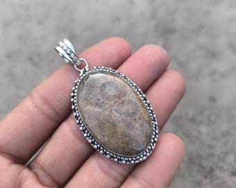 Collana con ciondolo in corallo fossile / Gioielli con pietre preziose dell'oceano antico / Ciondolo in pietra fossile naturale / Regalo unico ispirato alla natura per lei