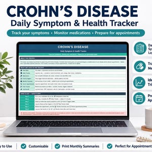 Op de afbeelding: Een laptop toont een "Dagelijkse Symptoom & Gezondheidstracker voor de Ziekte van Crohn". Het scherm toont een gedetailleerd formulier voor het volgen van symptomen, medicatie en afspraken.