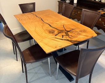 Mesa de comedor de resina de roble inglés: una sola pieza con borde natural.