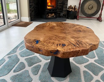 Mesa de centro de roble veteado y resina azul hecha a mano con bordes naturales