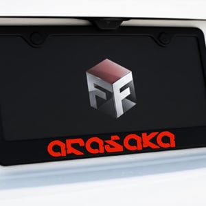 Cadre de plaque d'immatriculation rouge ARASAKA | Métal en acier inoxydable noir | Cyberpunk Gamer Anime rétro cadeau japonais unique pour lui | Fabriqué aux États-Unis