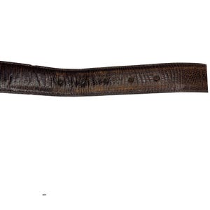 Op de afbeelding: Een bruine leren riem met een getextureerd, reptielachtig patroon. De riem heeft verschillende gelijkmatig verdeelde gaten en een licht gebogen vorm, wat suggereert dat hij om de taille gedragen moet worden.