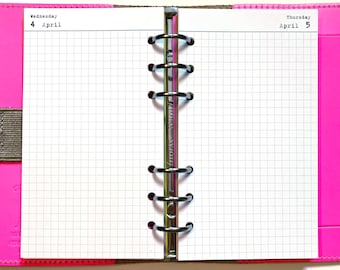 Op de afbeelding: Open planner met een felroze kaft en zilveren bindringen. De pagina's zijn wit met een rasterpatroon en de data "Woensdag 4 april" en "Donderdag 5 april" staan bovenaan de pagina's afgedrukt.