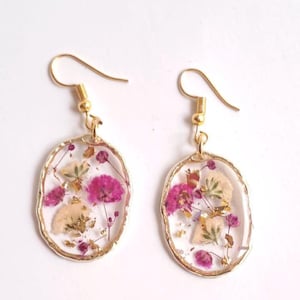 Echte gedroogde baby&#39;s adem-bloem harsoorbellen: goudkleurige hanger