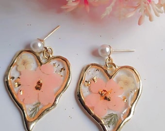 Pendientes de resina con forma de corazón hechos a mano, flores secas, marco dorado y perlas de imitación.